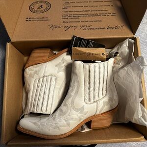 LIBERTY Black Women's Stylish Cream/White Ankle Booties - size 11 New In Box
